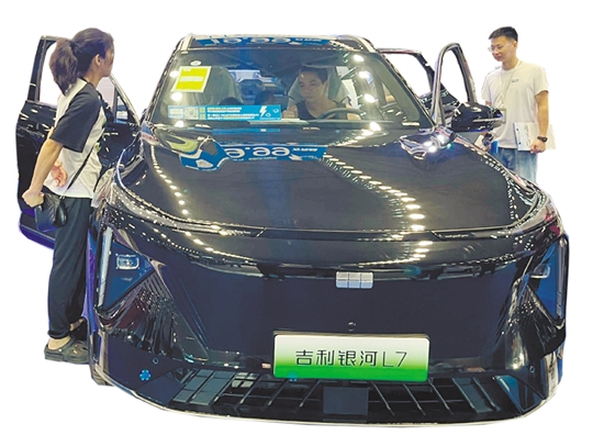 以舊換新政策的出臺(tái)，吸引不少消費(fèi)者前往4S店看車、買車。