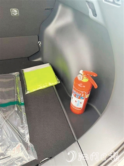 車內(nèi)要配備有效滅火器。