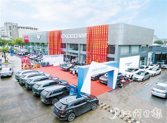 該中心集汽車銷售、售后維修、保養(yǎng)、二手車置換、店內(nèi)上牌于一體，方便消費者看車買車。