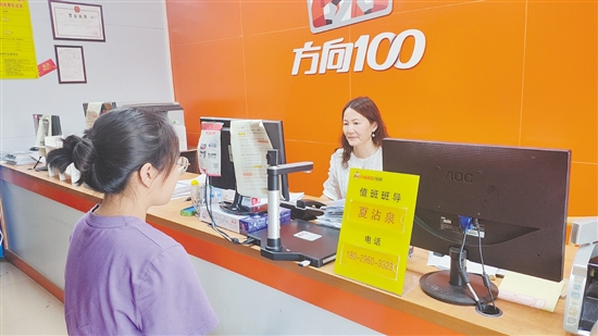 高考結(jié)束后，很多考生前往駕校報(bào)考駕照。