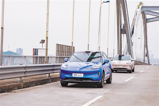 整個(gè)試駕過(guò)程，2024款昊鉑HT都沿著預(yù)設(shè)路線通過(guò)城市NDA智駕領(lǐng)航輔助自主駕駛。