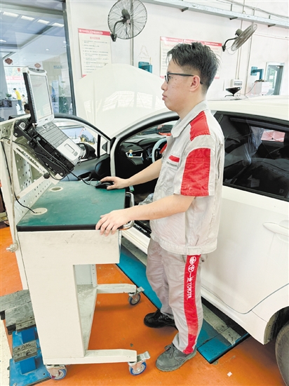 4S店工作人員在處理召回汽車事宜。