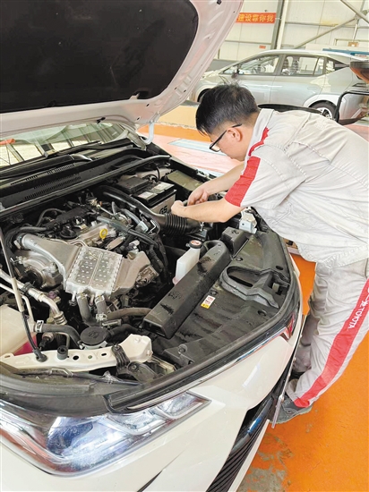 建議駕駛?cè)顺鲂星?，仔?xì)檢查車輛情況。