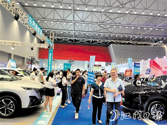 “五一”車展人氣旺，現(xiàn)場成交給力。