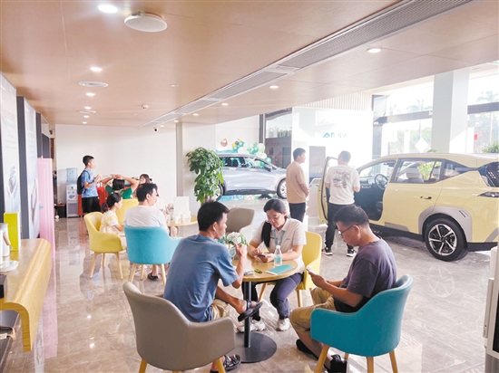 消費(fèi)者在購(gòu)車(chē)簽訂合同時(shí)要多留心。