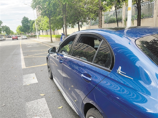 汽車經(jīng)過暴曬后，應(yīng)先把所有車窗打開。