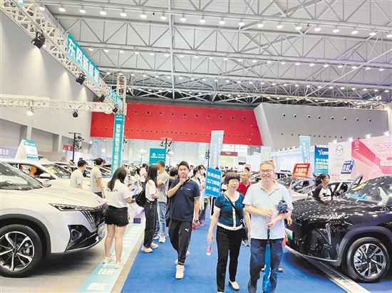 本報(bào)車展一直吸引眾多市民的目光。