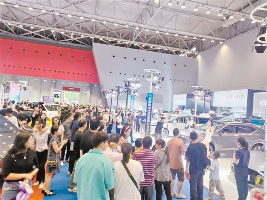 本報(bào)往屆車展人氣旺。