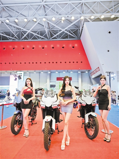 回顧本報(bào)往屆車展，不乏美女模特身影。