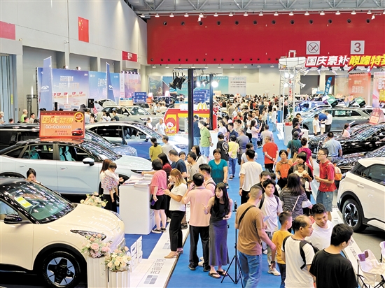本報“十一”車展人氣旺。