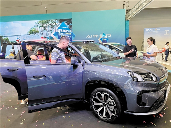 不少市民在車展現(xiàn)場物色“心水靚車”。