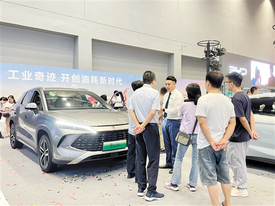 銷售人員向市民講解車型亮點。