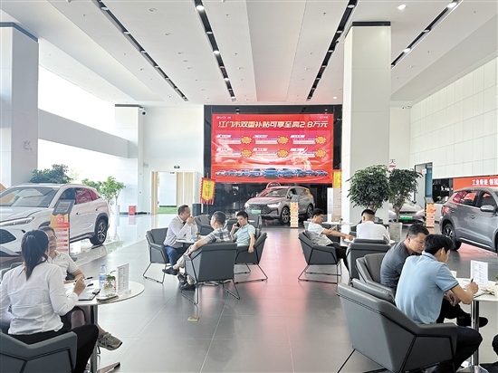 以舊換新為汽車經(jīng)銷商吸引了許多客流。