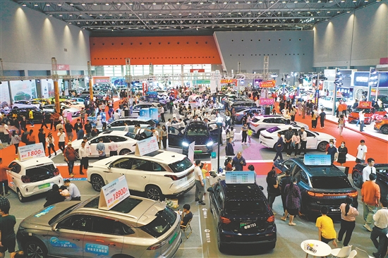 本報(bào)歷屆車展吸引許多市民看車、買車。